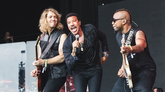 Lionel Richie's Greatest Concert Moment — The Night 200,000 People Sang "Hello" Back to Him